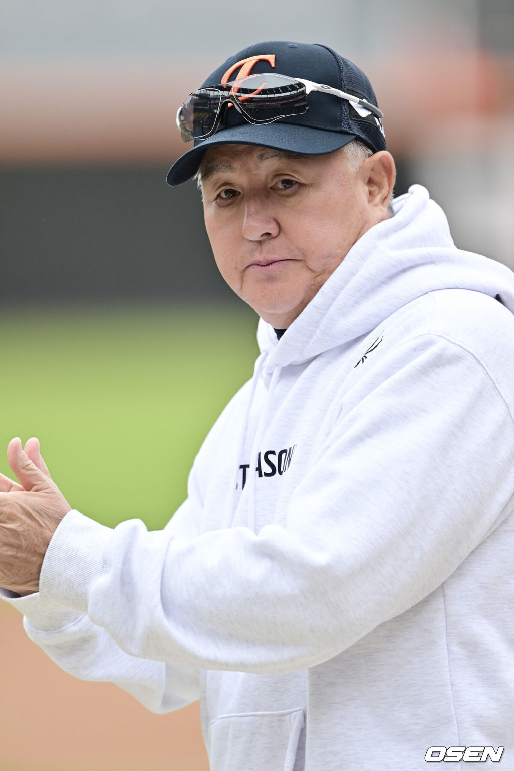 30일 대전 한화생명볼파크에서 2025 신한 SOL Bank KBO리그 포스트시즌 한국시리즈 4차전 한화 이글스와 LG 트윈스의 경기가 열렸다.이날 경기에 한화는 와이스를, LG는 치리노스를 선발투수로 내세웠다. 경기 앞두고 한화 김경문 감독이 선수들의 훈련을 지켜보고 있다.  2025.10.30 / soul1014@osen.co.kr