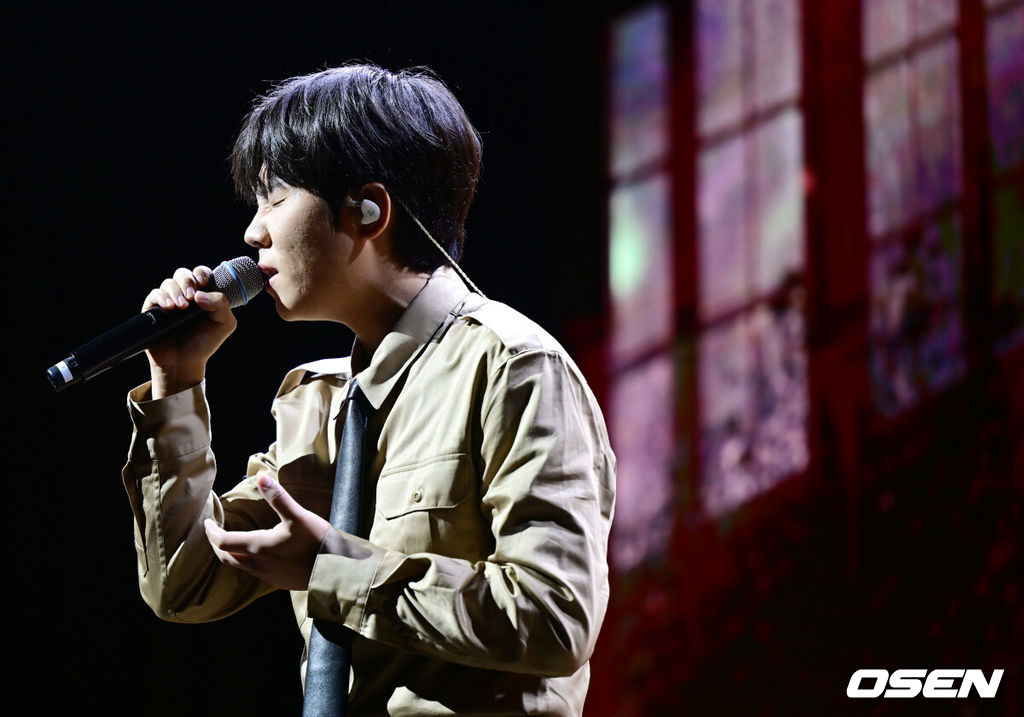 가수 정승환이 30일 오후 서울 창천동 예스24 원더로크홀에서 정규 앨범 ’사랑이라 불린’ 발매 쇼케이스를 가졌다.약 7년 만에 정규 앨범을 발매하게 된 정승환은 더블 타이틀곡 '앞머리'와 '행복은 어려워'를 내세워 음악적 성장을 증명한다. '사랑이라 불린'은 삶의 모든 순간에 다양한 형태로 존재하는 '사랑'을 노래하는 앨범이다.가수 정승환이 타이틀곡 무대를 펼치고 있다. 2025.10.30 / dreamer@osen.co.kr