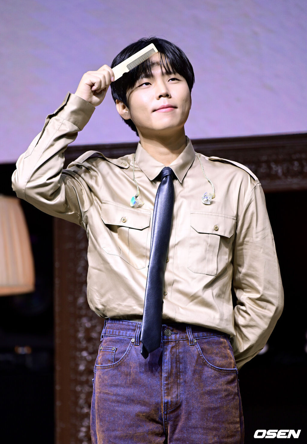 가수 정승환이 30일 오후 서울 창천동 예스24 원더로크홀에서 정규 앨범 ’사랑이라 불린’ 발매 쇼케이스를 가졌다.약 7년 만에 정규 앨범을 발매하게 된 정승환은 더블 타이틀곡 '앞머리'와 '행복은 어려워'를 내세워 음악적 성장을 증명한다. '사랑이라 불린'은 삶의 모든 순간에 다양한 형태로 존재하는 '사랑'을 노래하는 앨범이다.가수 정승환이 포토타임을 하고 있다. 2025.10.30 / dreamer@osen.co.kr