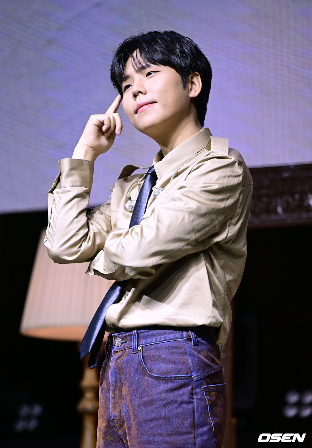 가수 정승환이 30일 오후 서울 창천동 예스24 원더로크홀에서 정규 앨범 ’사랑이라 불린’ 발매 쇼케이스를 가졌다.약 7년 만에 정규 앨범을 발매하게 된 정승환은 더블 타이틀곡 '앞머리'와 '행복은 어려워'를 내세워 음악적 성장을 증명한다. '사랑이라 불린'은 삶의 모든 순간에 다양한 형태로 존재하는 '사랑'을 노래하는 앨범이다.가수 정승환이 포토타임을 하고 있다. 2025.10.30 / dreamer@osen.co.kr