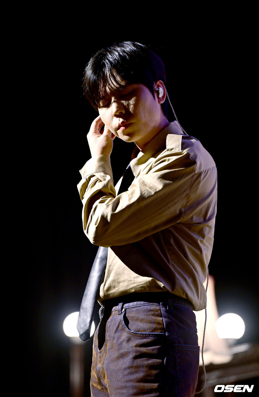 가수 정승환이 30일 오후 서울 창천동 예스24 원더로크홀에서 정규 앨범 ’사랑이라 불린’ 발매 쇼케이스를 가졌다.약 7년 만에 정규 앨범을 발매하게 된 정승환은 더블 타이틀곡 '앞머리'와 '행복은 어려워'를 내세워 음악적 성장을 증명한다. '사랑이라 불린'은 삶의 모든 순간에 다양한 형태로 존재하는 '사랑'을 노래하는 앨범이다.가수 정승환이 타이틀곡 무대를 펼치고 있다. 2025.10.30 / dreamer@osen.co.kr