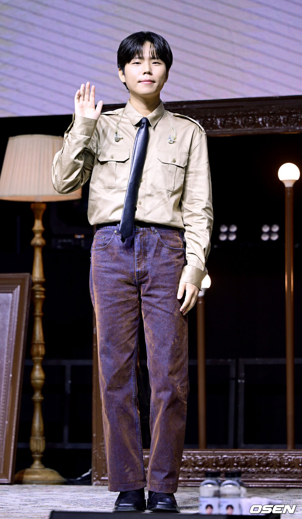 가수 정승환이 30일 오후 서울 창천동 예스24 원더로크홀에서 정규 앨범 ’사랑이라 불린’ 발매 쇼케이스를 가졌다.약 7년 만에 정규 앨범을 발매하게 된 정승환은 더블 타이틀곡 '앞머리'와 '행복은 어려워'를 내세워 음악적 성장을 증명한다. '사랑이라 불린'은 삶의 모든 순간에 다양한 형태로 존재하는 '사랑'을 노래하는 앨범이다.가수 정승환이 포토타임을 하고 있다. 2025.10.30 / dreamer@osen.co.kr