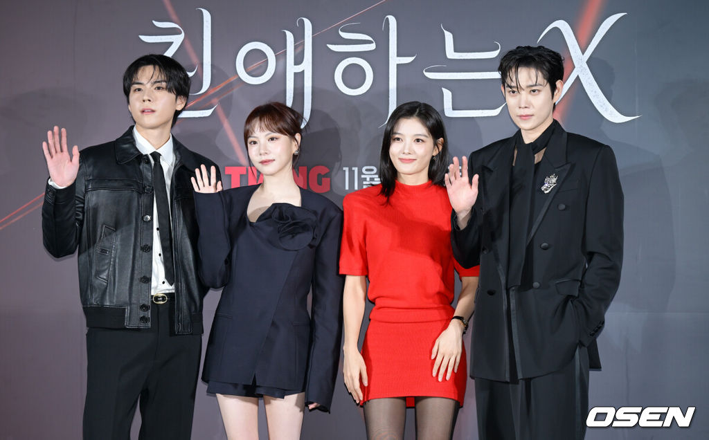 티빙 오리지널 '친애하는 X' 제작발표회가 30일 서울 용산구 CGV 용산아이파크몰에서 열렸다.'친애하는 X'는 지옥에서 벗어나 가장 높은 곳으로 올라가기 위해 가면을 쓴 여자 백아진(김유정 분), 그리고 그녀에게 잔혹하게 짓밟힌 X들의 이야기다. 아름다운 얼굴 뒤에 잔혹한 본색을 숨긴 백아진의 파멸과 그를 지키고자 지옥을 택한 윤준서(김영대 분)의 사랑을 그린 파멸 멜로 서스펜스의 탄생을 기대하게 만든다.배우 김도훈, 이열음, 김유정, 김영대가 포즈를 취하고 있다. 2025.10.25 /cej@osen.co.kr