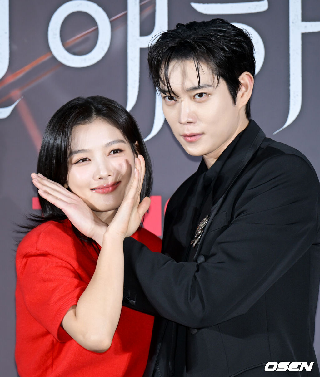 티빙 오리지널 '친애하는 X' 제작발표회가 30일 서울 용산구 CGV 용산아이파크몰에서 열렸다.'친애하는 X'는 지옥에서 벗어나 가장 높은 곳으로 올라가기 위해 가면을 쓴 여자 백아진(김유정 분), 그리고 그녀에게 잔혹하게 짓밟힌 X들의 이야기다. 아름다운 얼굴 뒤에 잔혹한 본색을 숨긴 백아진의 파멸과 그를 지키고자 지옥을 택한 윤준서(김영대 분)의 사랑을 그린 파멸 멜로 서스펜스의 탄생을 기대하게 만든다.배우 김유정, 김영대가 포즈를 취하고 있다. 2025.10.25 /cej@osen.co.kr