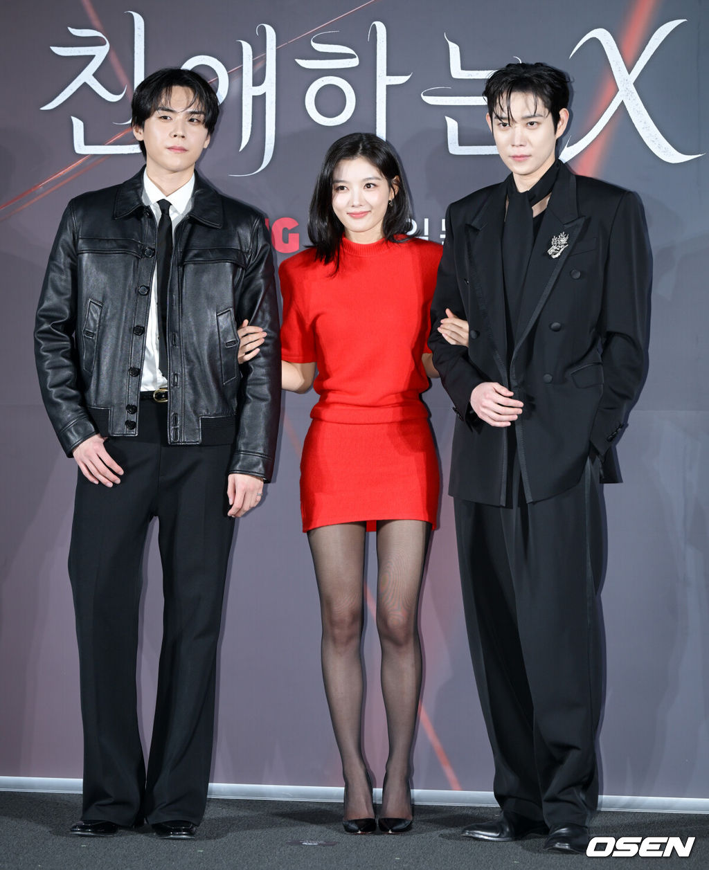 티빙 오리지널 '친애하는 X' 제작발표회가 30일 서울 용산구 CGV 용산아이파크몰에서 열렸다.'친애하는 X'는 지옥에서 벗어나 가장 높은 곳으로 올라가기 위해 가면을 쓴 여자 백아진(김유정 분), 그리고 그녀에게 잔혹하게 짓밟힌 X들의 이야기다. 아름다운 얼굴 뒤에 잔혹한 본색을 숨긴 백아진의 파멸과 그를 지키고자 지옥을 택한 윤준서(김영대 분)의 사랑을 그린 파멸 멜로 서스펜스의 탄생을 기대하게 만든다.배우 김도훈, 김유정, 김영대가 포즈를 취하고 있다. 2025.10.25 /cej@osen.co.kr