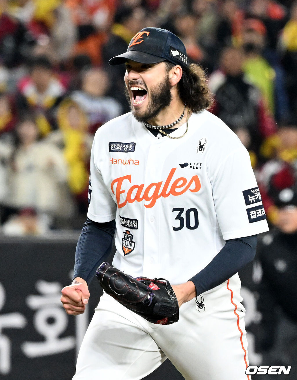 29일 대전 한화생명볼파크에서 2025 신한 SOL Bank KBO리그 포스트시즌 한국시리즈 3차전 한화 이글스와 LG 트윈스의 경기가 열렸다.이날 경기에 한화는 폰세를, LG는 손주영을 선발투수로 내세웠다. 6회말 2사 1,2루에서 한화 폰세가 LG 문보경을 삼진으로 처리하고 환호하고 있다. 2025.10.29 /sunday@osen.co.kr