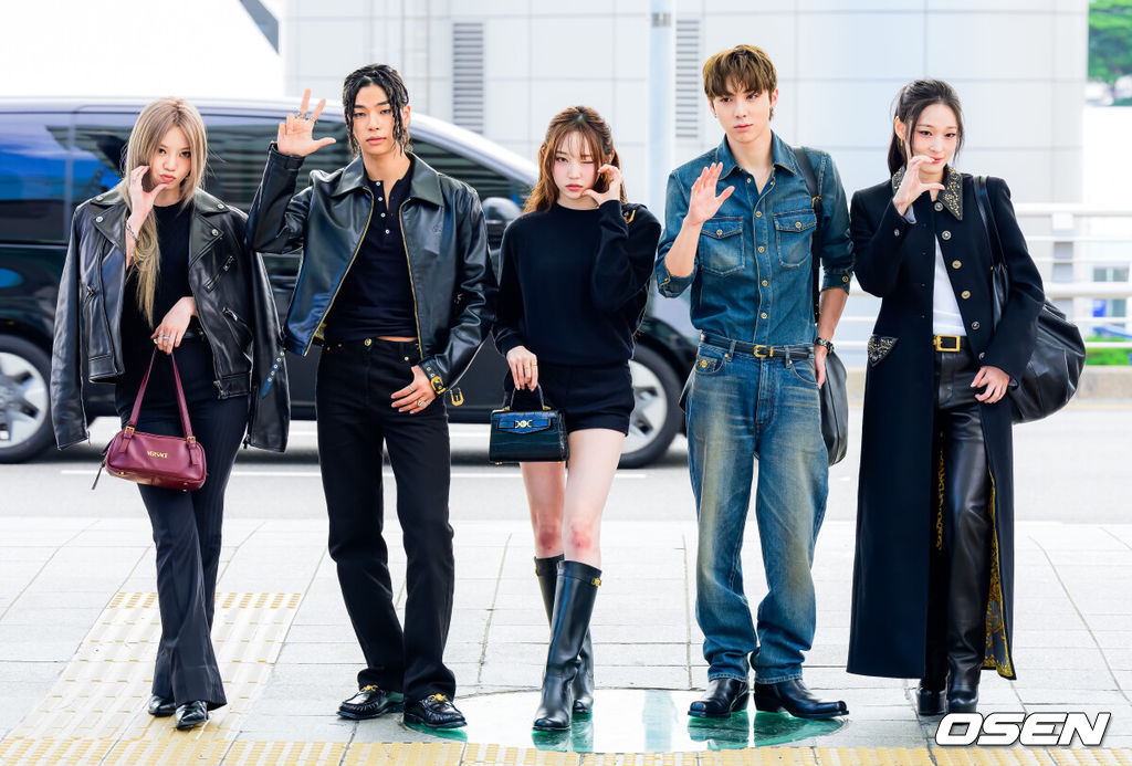 가수 올데이 프로젝트(ALLDAY PROJECT)가 25일 인천국제공항을 통해 해외 일정 차 출국했다.올데이 프로젝트는 밀란에서 열리는 베르사체 SS26 행사에 참석할 예정이다.올데이 프로젝트가 출국장으로 향하고 있다. 2025.09.25 /jpnews@osen.co.kr