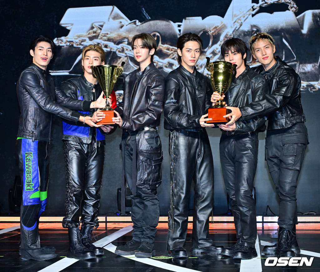 그룹 82메이저(82MAJOR, 남성모·박석준·윤예찬·조성일·황성빈·김도균)이 30일 오후 서울 청담동 일지아트홀에서 미니 4집 'Trophy'(트로피) 발매 기념 쇼케이스를 가졌다.타이틀곡 '트로피(TROPHY)'는 중독적인 베이스 라인이 중심을 잡는 테크하우스 장르의 곡이다. 트로피를 차곡차곡 쌓아가겠다는 포부를 가사에 담아냈으며, 성장한 멤버들의 실력을 그대로 느낄 수 있다. 특히 자신감을 증명해 내는 서사가 음악 속에서 생생하게 살아있어 '듣고 보는' 재미를 책임진다.82메이저 멤버들이 포토타임을 갖고 있다. 2025.10.30 / rumi@osen.co.kr