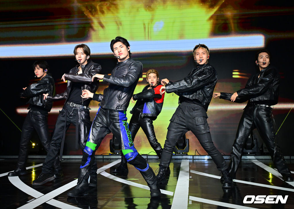 그룹 82메이저(82MAJOR, 남성모·박석준·윤예찬·조성일·황성빈·김도균)이 30일 오후 서울 청담동 일지아트홀에서 미니 4집 'Trophy'(트로피) 발매 기념 쇼케이스를 가졌다.<br /><br />타이틀곡 '트로피(TROPHY)'는 중독적인 베이스 라인이 중심을 잡는 테크하우스 장르의 곡이다. 트로피를 차곡차곡 쌓아가겠다는 포부를 가사에 담아냈으며, 성장한 멤버들의 실력을 그대로 느낄 수 있다. 특히 자신감을 증명해 내는 서사가 음악 속에서 생생하게 살아있어 '듣고 보는' 재미를 책임진다.<br /><br />82메이저가 화려한 무대를 선보이고 있다. 2025.10.30 / rumi@osen.co.kr