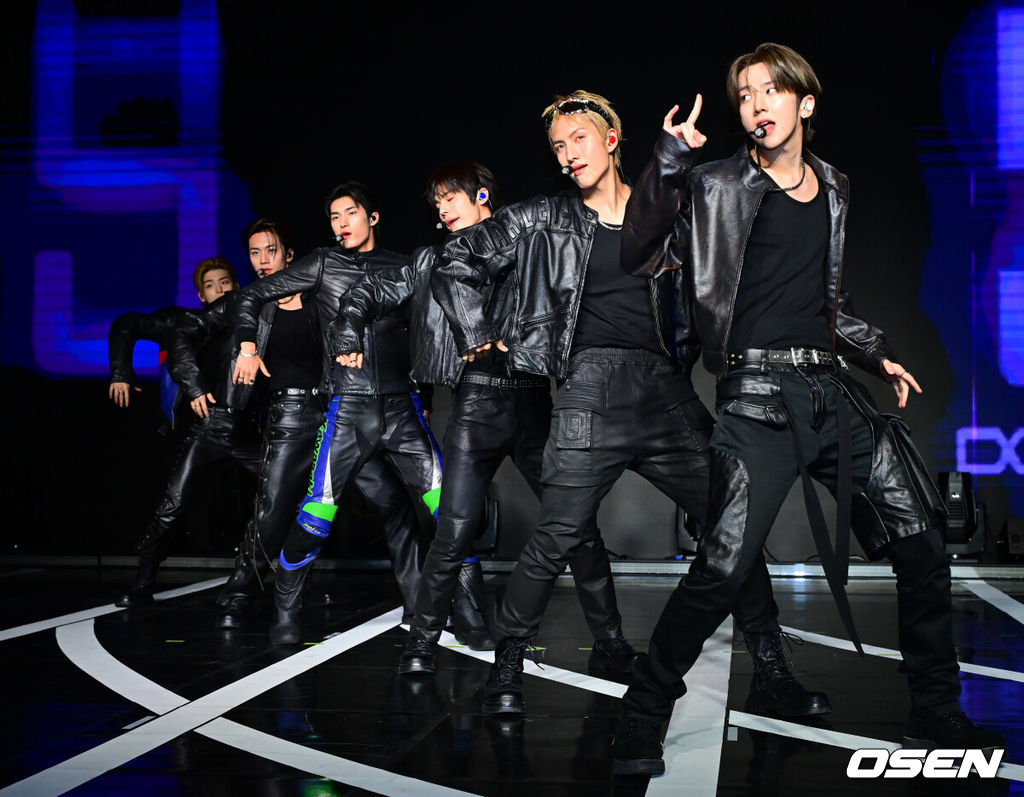 그룹 82메이저(82MAJOR, 남성모·박석준·윤예찬·조성일·황성빈·김도균)이 30일 오후 서울 청담동 일지아트홀에서 미니 4집 'Trophy'(트로피) 발매 기념 쇼케이스를 가졌다.<br /><br />타이틀곡 '트로피(TROPHY)'는 중독적인 베이스 라인이 중심을 잡는 테크하우스 장르의 곡이다. 트로피를 차곡차곡 쌓아가겠다는 포부를 가사에 담아냈으며, 성장한 멤버들의 실력을 그대로 느낄 수 있다. 특히 자신감을 증명해 내는 서사가 음악 속에서 생생하게 살아있어 '듣고 보는' 재미를 책임진다.<br /><br />82메이저가 화려한 무대를 선보이고 있다. 2025.10.30 / rumi@osen.co.kr