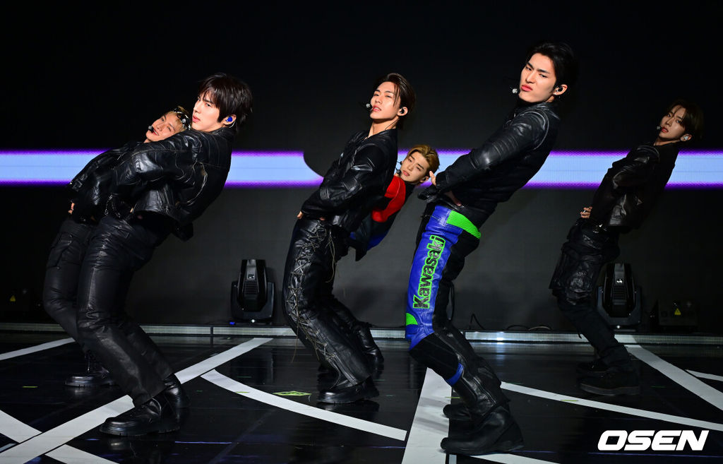 그룹 82메이저(82MAJOR, 남성모·박석준·윤예찬·조성일·황성빈·김도균)이 30일 오후 서울 청담동 일지아트홀에서 미니 4집 'Trophy'(트로피) 발매 기념 쇼케이스를 가졌다.<br /><br />타이틀곡 '트로피(TROPHY)'는 중독적인 베이스 라인이 중심을 잡는 테크하우스 장르의 곡이다. 트로피를 차곡차곡 쌓아가겠다는 포부를 가사에 담아냈으며, 성장한 멤버들의 실력을 그대로 느낄 수 있다. 특히 자신감을 증명해 내는 서사가 음악 속에서 생생하게 살아있어 '듣고 보는' 재미를 책임진다.<br /><br />82메이저가 화려한 무대를 선보이고 있다. 2025.10.30 / rumi@osen.co.kr