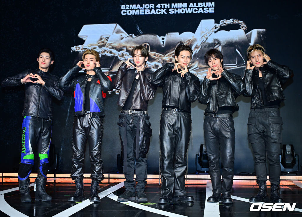 그룹 82메이저(82MAJOR, 남성모·박석준·윤예찬·조성일·황성빈·김도균)이 30일 오후 서울 청담동 일지아트홀에서 미니 4집 'Trophy'(트로피) 발매 기념 쇼케이스를 가졌다.<br /><br />타이틀곡 '트로피(TROPHY)'는 중독적인 베이스 라인이 중심을 잡는 테크하우스 장르의 곡이다. 트로피를 차곡차곡 쌓아가겠다는 포부를 가사에 담아냈으며, 성장한 멤버들의 실력을 그대로 느낄 수 있다. 특히 자신감을 증명해 내는 서사가 음악 속에서 생생하게 살아있어 '듣고 보는' 재미를 책임진다.<br /><br />82메이저 멤버들이 포토타임을 갖고 있다. 2025.10.30 / rumi@osen.co.kr