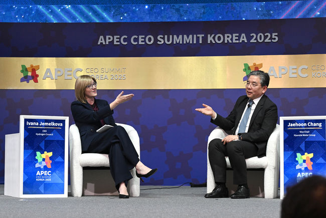 이바나 제멜코바 수소위원회 CEO, 장재훈 현대차그룹 부회장(왼쪽부터)이 APEC CEO 서밋 수소 세션에서 대담을 열고 있다.