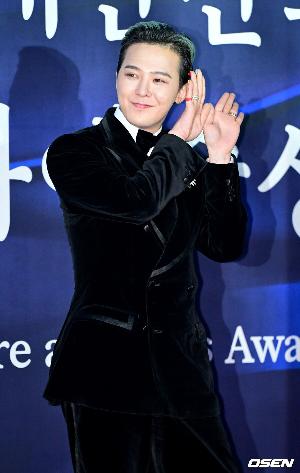 23일 오후 서울 장충동 국립극장 해오름극장에서 '2025 대한민국 대중문화예술상' 레드카펫 행사가 열렸다.올해로 16회를 맞이한 '대중문화예술상'은 대중문화예술인들의 사회적 위상과 창작 의욕을 높이고, 대중문화예술산업 발전에 이바지한 이들의 공을 기리고자 마련된 대중문화예술 분야 최고 권위의 정부 포상이다.가수 지드래곤(GD)가 레드카펫을 밟고 있다. 2024.10.23 / dreamer@osen.co.kr