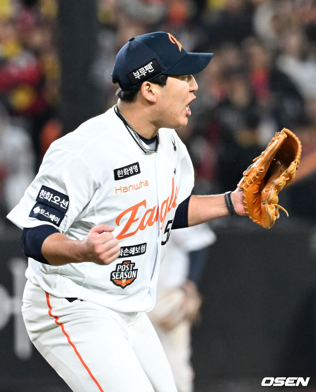 29일 대전 한화생명볼파크에서 2025 신한 SOL Bank KBO리그 포스트시즌 한국시리즈 3차전 한화 이글스와 LG 트윈스의 경기가 열렸다.이날 경기에 한화는 폰세를, LG는 손주영을 선발투수로 내세웠다. 7회초 한화 박상원이 LG 구본혁을 병살타로 처리하고 환호하고 있다. 2025.10.29 /sunday@osen.co.kr