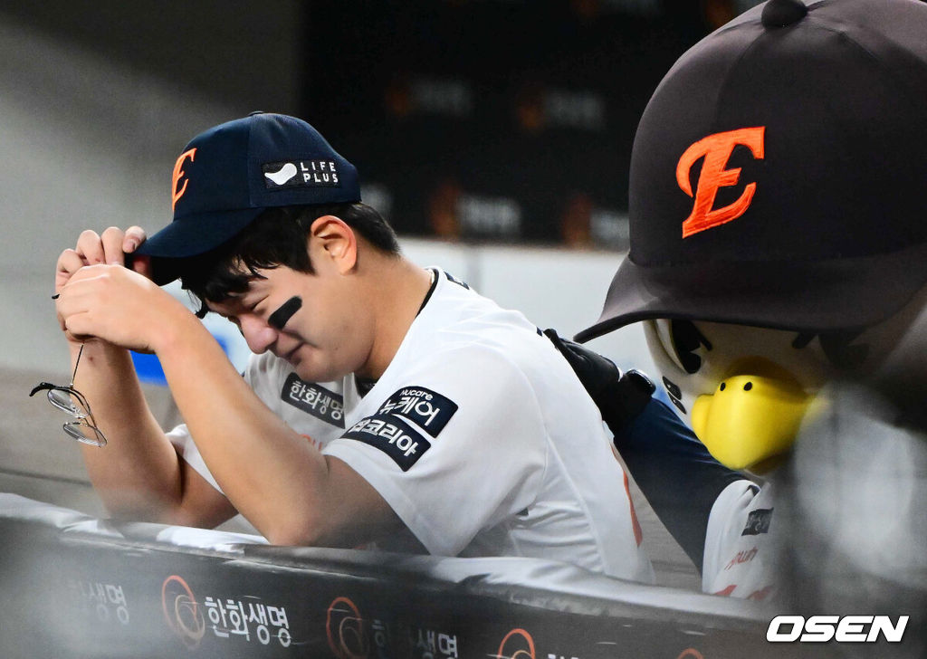 프로야구 한화 이글스가 극적인 역전승으로 반격에 성공했다. 한화는 29일 대전 한화생명볼파크에서 열린 2025 신한 SOL뱅크 KBO 한국시리즈 3차전 LG 트윈스와의 경기에서 7-3 역전승을 거뒀다. 1차전과 2차전을 모두 내준 한화는 이날 승리로 시리즈 전적 1승 2패 추격을 시작했다. 경기를 마치고 한화 김서현이 더그아웃에서 눈물을 흘리고 있다. 2025.10.29 /jpnews@osen.co.kr