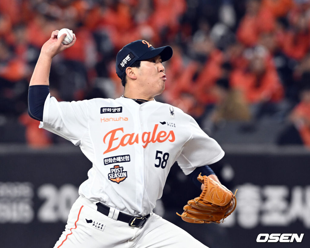 29일 대전 한화생명볼파크에서 2025 신한 SOL Bank KBO리그  한국시리즈 3차전 한화 이글스와 LG 트윈스의 경기가 열렸다.이날 경기에 한화는 폰세를, LG는 손주영을 선발투수로 내세웠다. 7회초 박상원이 마운드에 올라 투구하고 있다. 2025.10.29 /spjj@osen.co.kr