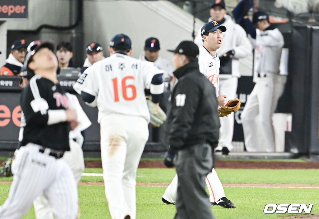 29일 대전시 중구 부사동 대전한화생명볼파크에서 2025 신한 SOL Bank KBO리그 포스트시즌 한국시리즈 3차전 한화 이글스와 LG 트윈스의 경기가 진행됐다.이날 경기에 한화는 폰세를, LG는 손주영을 선발투수로 내세웠다. 7회초 실점 위기 넘긴 한화 박상원이 환호하고 있다. 2025.10.29 / soul1014@osen.co.kr