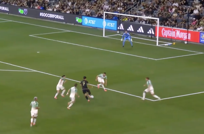 [사진] 다섯 명의 수비수를 제치는 손흥민