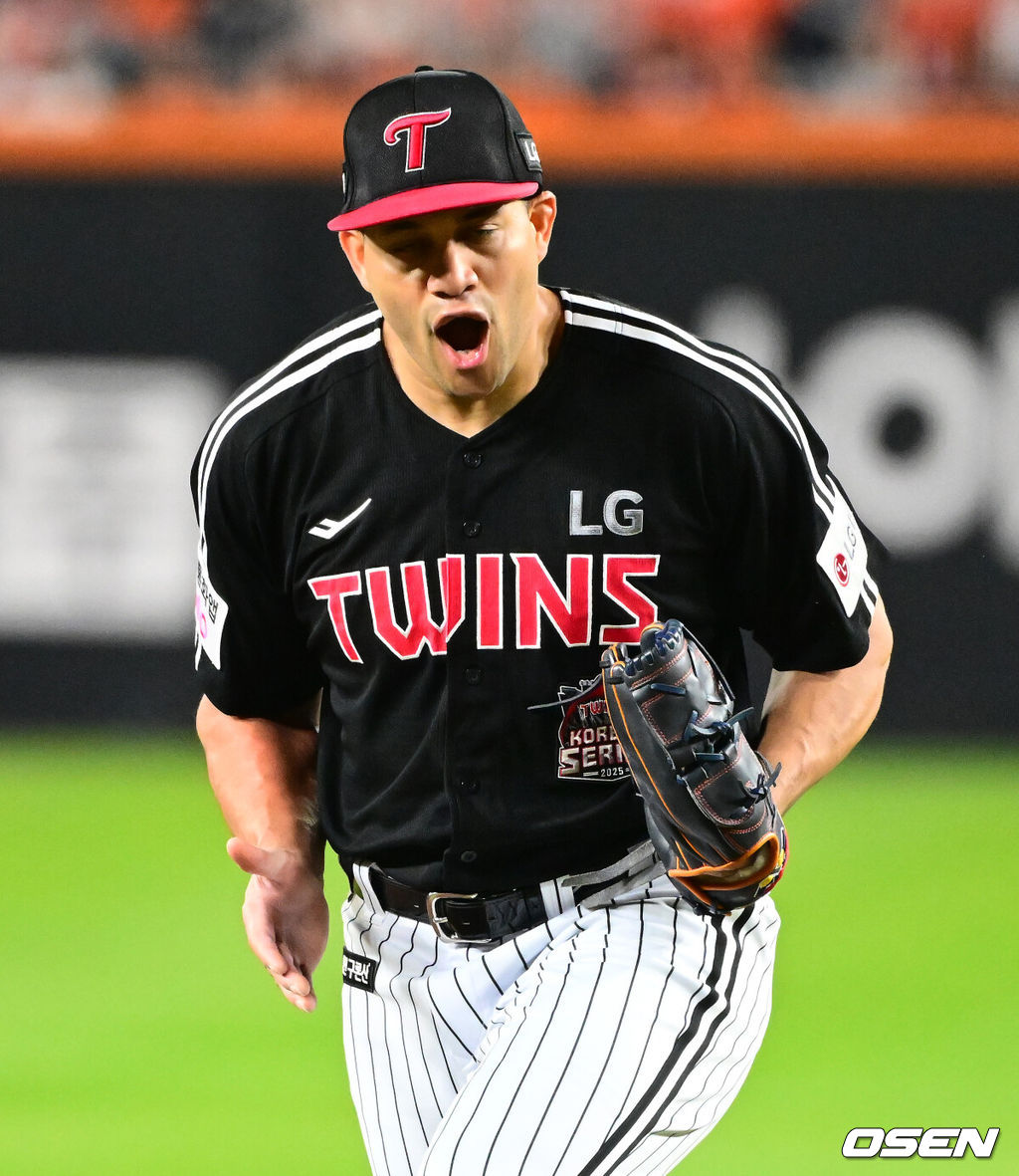30일 대전 한화생명볼파크에서 2025 신한 SOL Bank KBO리그 포스트시즌 한국시리즈 4차전 한화 이글스와 LG 트윈스의 경기가 열렸다.이날 경기에 한화는 와이스를, LG는 치리노스를 선발투수로 내세웠다. 3회말 2사 1루에서 LG 치리노스가 한화 문현빈을 삼진 처리하며 기뻐하고 있다. 2025.10.30 / jpnews@osen.co.kr