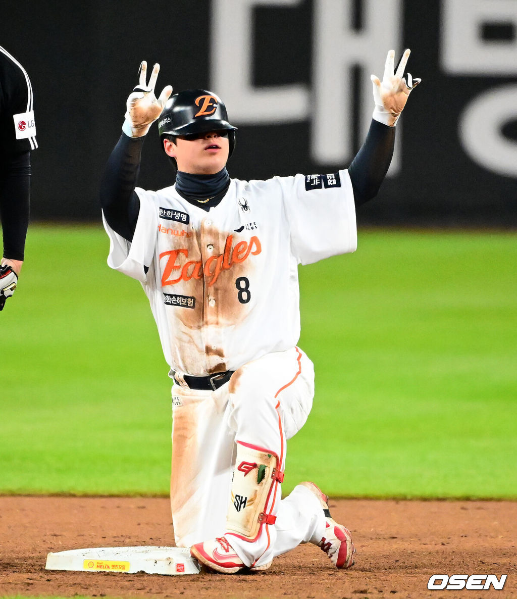 30일 대전 한화생명볼파크에서 2025 신한 SOL Bank KBO리그 포스트시즌 한국시리즈 4차전 한화 이글스와 LG 트윈스의 경기가 열렸다.이날 경기에 한화는 와이스를, LG는 치리노스를 선발투수로 내세웠다. 4회말 무사에서 한화 노시환이 우익선상 2루타를 날리며 기뻐하고 있다. 2025.10.30 / jpnews@osen.co.kr