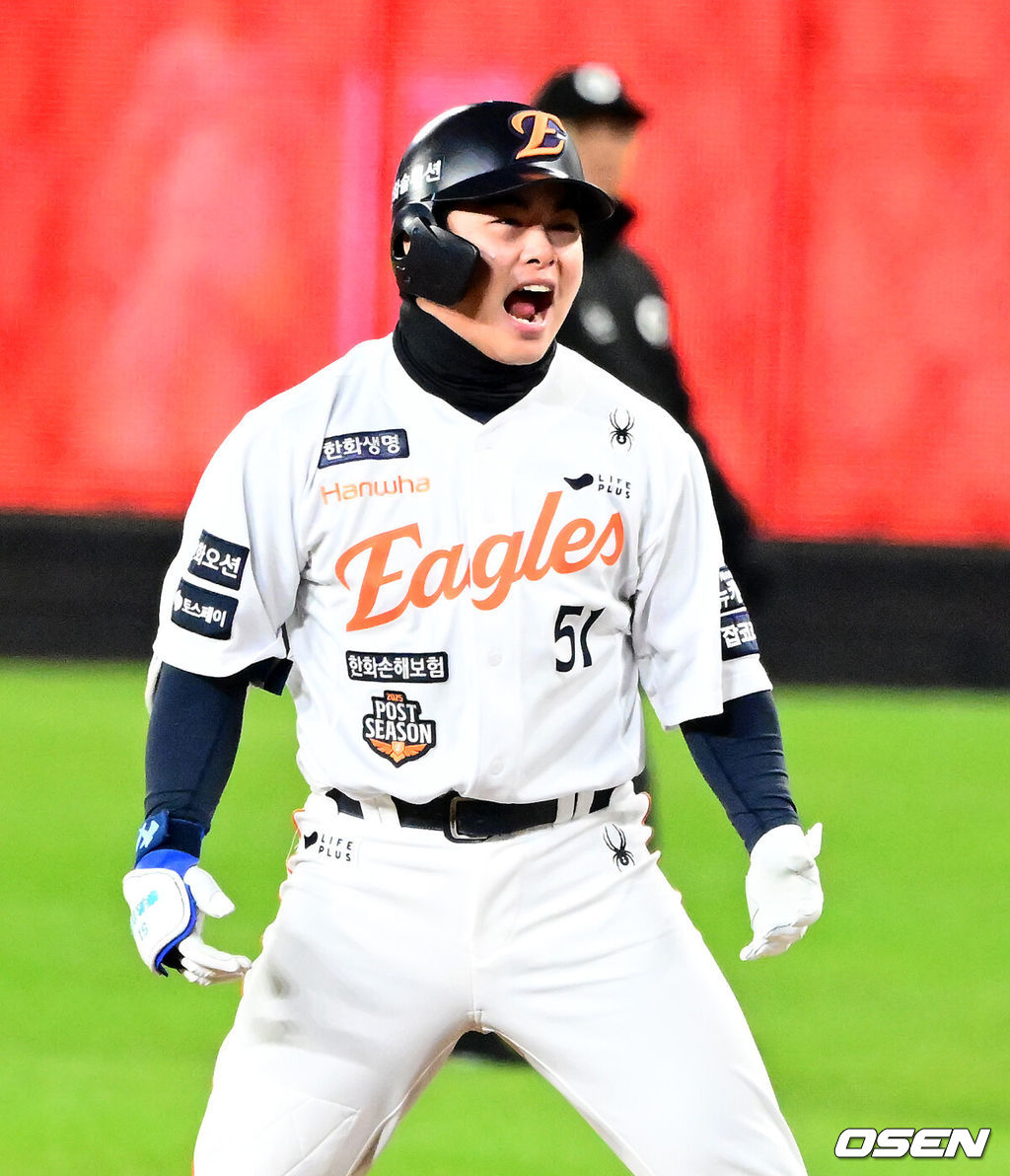 30일 대전 한화생명볼파크에서 2025 신한 SOL Bank KBO리그 포스트시즌 한국시리즈 4차전 한화 이글스와 LG 트윈스의 경기가 열렸다.이날 경기에 한화는 와이스를, LG는 치리노스를 선발투수로 내세웠다. 7회말 2사 2,3루에서 한화 문현빈이 2타점 중전 적시타를 날리며 기뻐하고 있다. 2025.10.30 / jpnews@osen.co.kr
