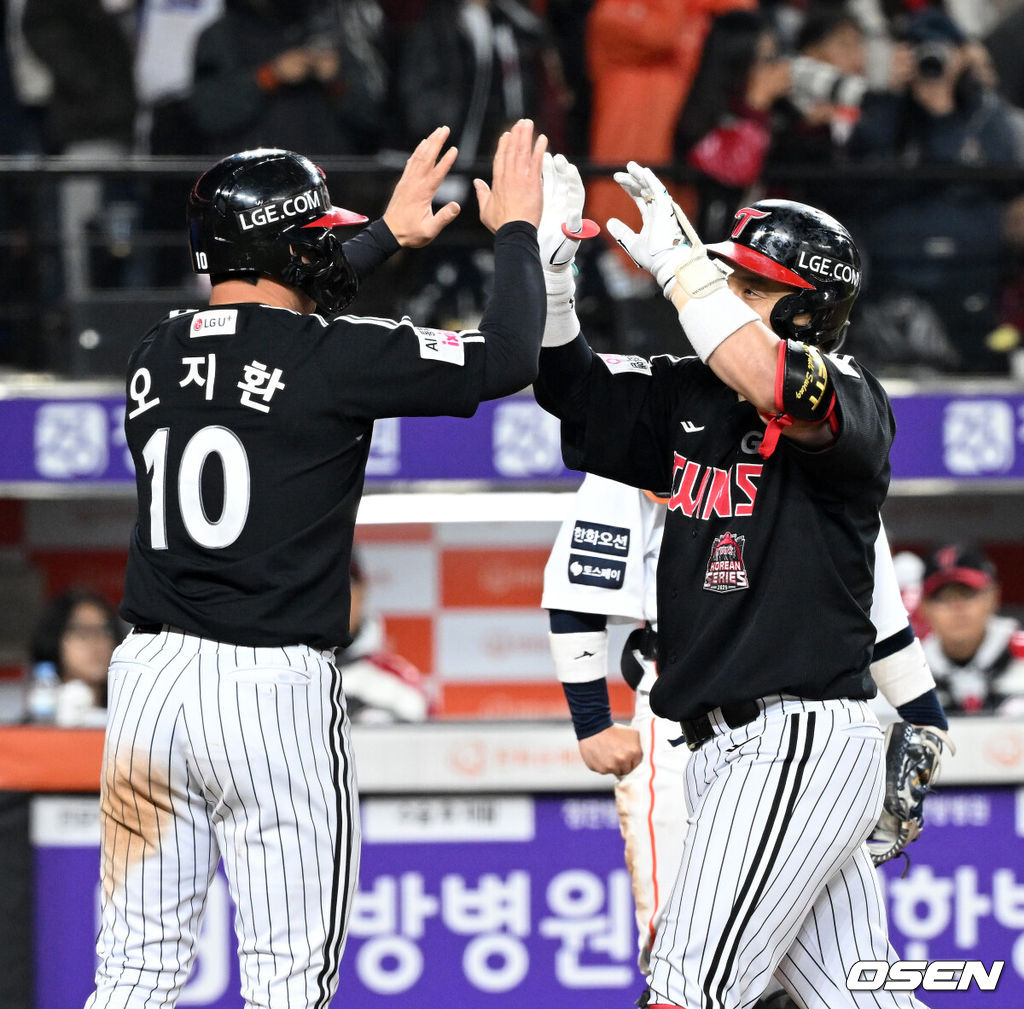 30일 대전 한화생명볼파크에서 2025 신한 SOL Bank KBO리그 포스트시즌 한국시리즈 4차전 한화 이글스와 LG 트윈스의 경기가 열렸다.이날 경기에 한화는 와이스를, LG는 치리노스를 선발투수로 내세웠다. 9회초 무사 1루에서 LG 박동원이 중월 투런 홈런을 치고 홈에서 오지환과 환호하고 있다. 2025.10.30 /sunday@osen.co.kr