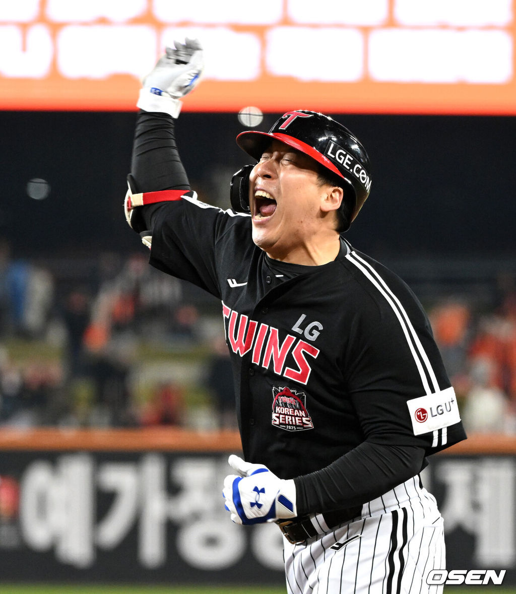 30일 대전 한화생명볼파크에서 2025 신한 SOL Bank KBO리그 포스트시즌 한국시리즈 4차전 한화 이글스와 LG 트윈스의 경기가 열렸다.이날 경기에 한화는 와이스를, LG는 치리노스를 선발투수로 내세웠다. 9회초 2사 2,3루에서 LG 김현수가 우전 적시 2루타를 치고 환호하고 있다. 2025.10.30 /sunday@osen.co.kr