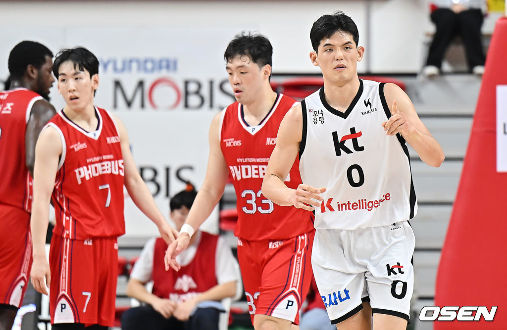 30일 울산 동천체육관에서 2025-2026 LG전자 프로농구 울산 현대모비스와 수원 KT의 경기가 열렸다. 울산 현대모비스와 수원 KT가 두 번째 맞대결을 치른다.수원 KT 하윤기가 골을 성공시키고 세리머니를 하고 있다. 2025.10.30 / foto0307@osen.co.kr