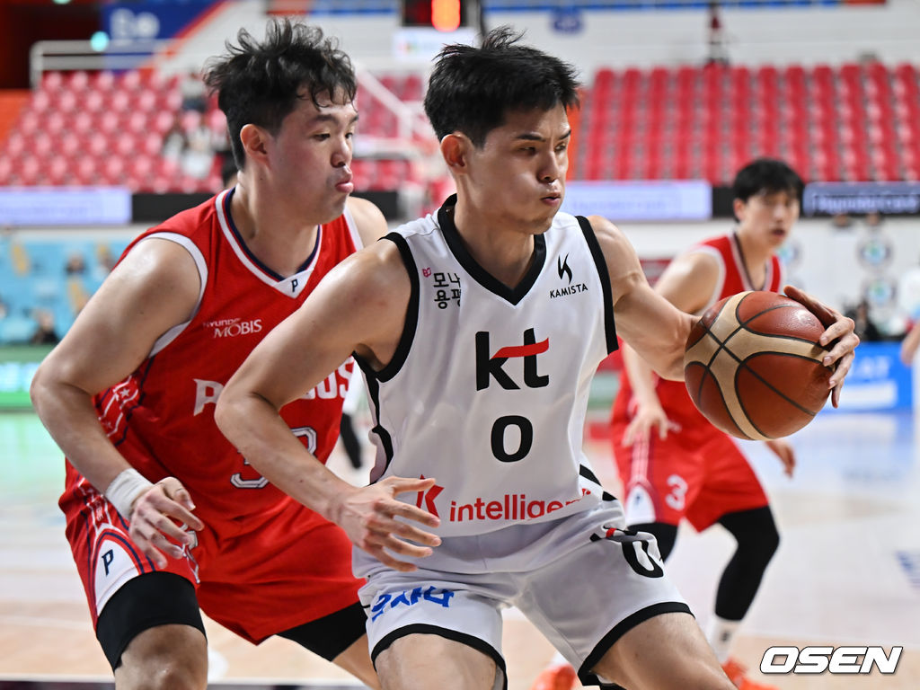 30일 울산 동천체육관에서 2025-2026 LG전자 프로농구 울산 현대모비스와 수원 KT의 경기가 열렸다. 울산 현대모비스와 수원 KT가 두 번째 맞대결을 치른다.수원 KT 하윤기가 울산 현대모비스 이승현의 마크를 피해 골밑돌파를 시도하고 있다. 2025.10.30 / foto0307@osen.co.kr