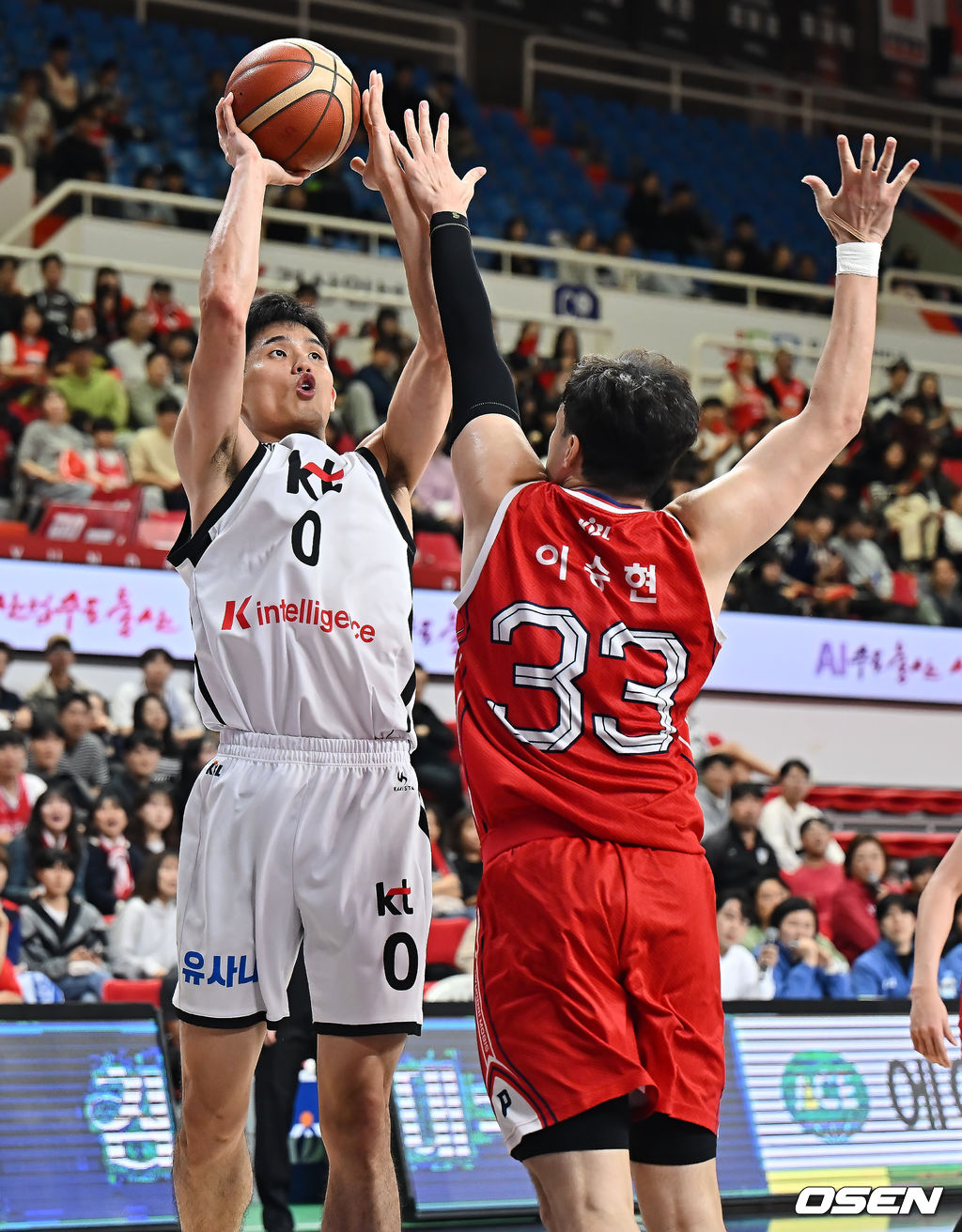 30일 울산 동천체육관에서 2025-2026 LG전자 프로농구 울산 현대모비스와 수원 KT의 경기가 열렸다. 울산 현대모비스와 수원 KT가 두 번째 맞대결을 치른다.수원 KT 하윤기가 울산 현대모비스 이승현의 마크를 피해 골밑슛을 시도하고 있다. 2025.10.30 / foto0307@osen.co.kr