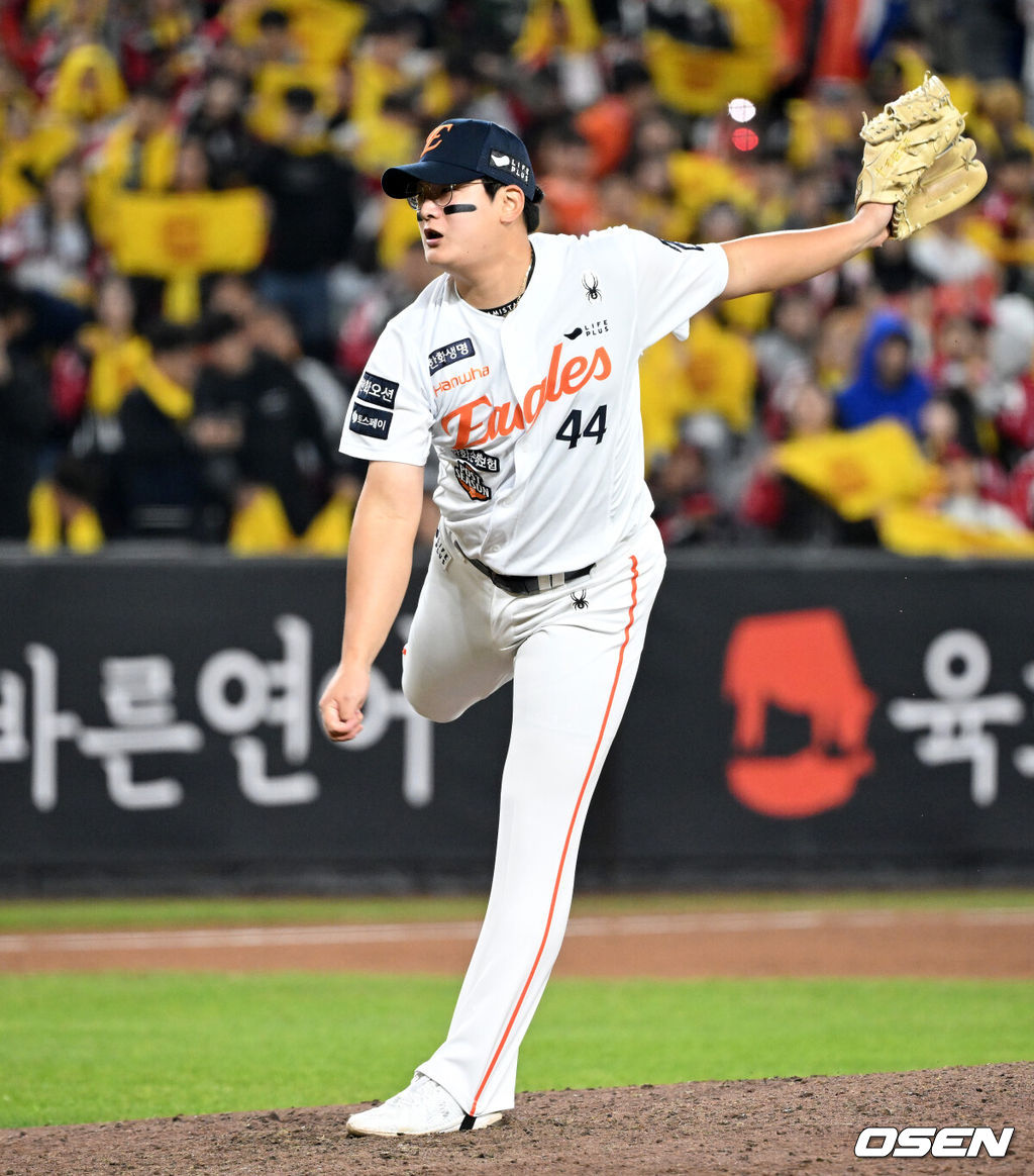 30일 대전 한화생명볼파크에서 2025 신한 SOL Bank KBO리그 포스트시즌 한국시리즈 4차전 한화 이글스와 LG 트윈스의 경기가 열렸다.이날 경기에 한화는 와이스를, LG는 치리노스를 선발투수로 내세웠다. 9회초 한화 김서현이 역투하고 있다. 2025.10.30 /sunday@osen.co.kr