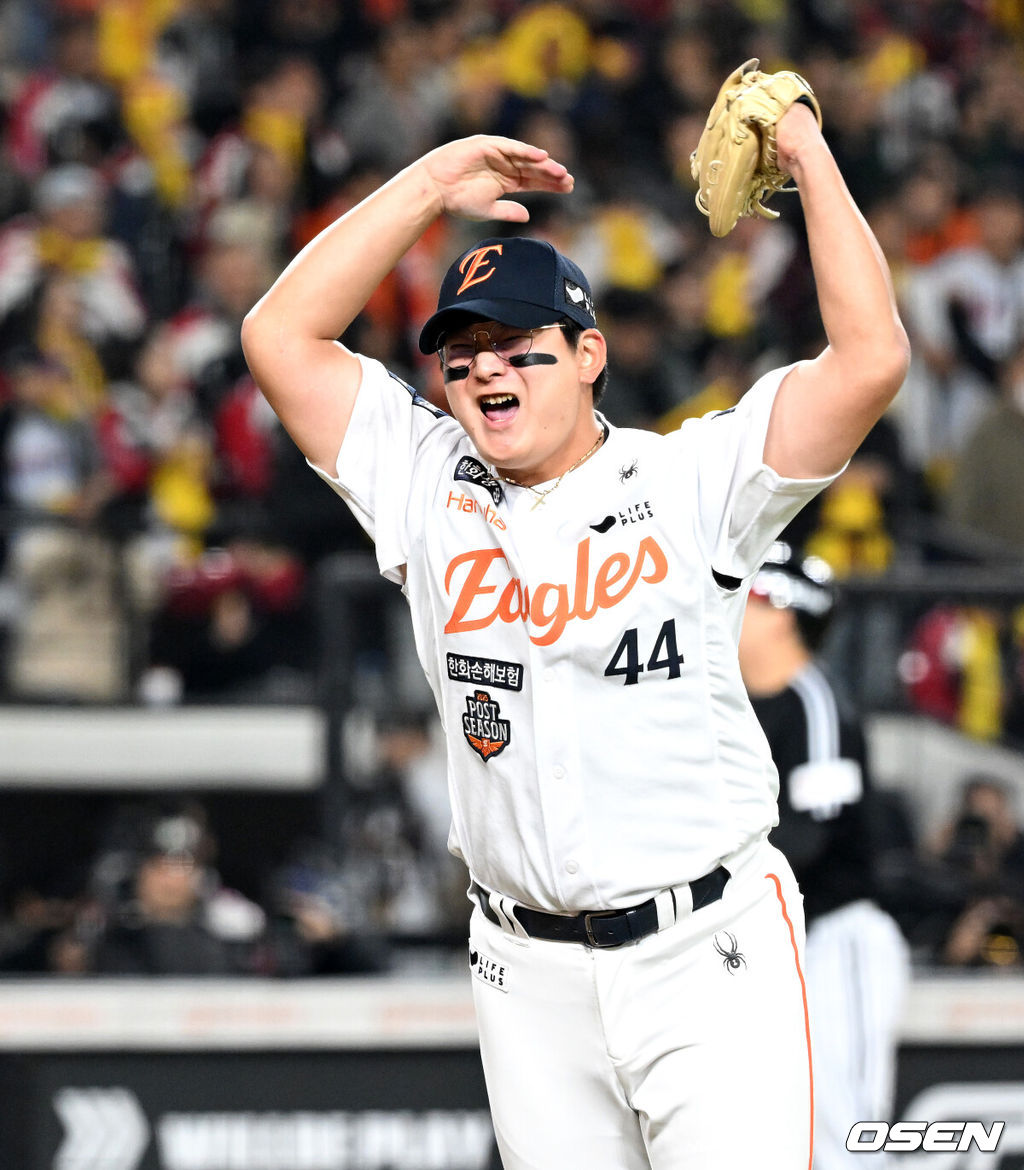 30일 대전 한화생명볼파크에서 2025 신한 SOL Bank KBO리그 포스트시즌 한국시리즈 4차전 한화 이글스와 LG 트윈스의 경기가 열렸다.이날 경기에 한화는 와이스를, LG는 치리노스를 선발투수로 내세웠다. 8회초 2사 1,2루에서 한화 김서현이 LG 오스틴을 플라이로 처리하고 환호하고 있다. 2025.10.30 /sunday@osen.co.kr