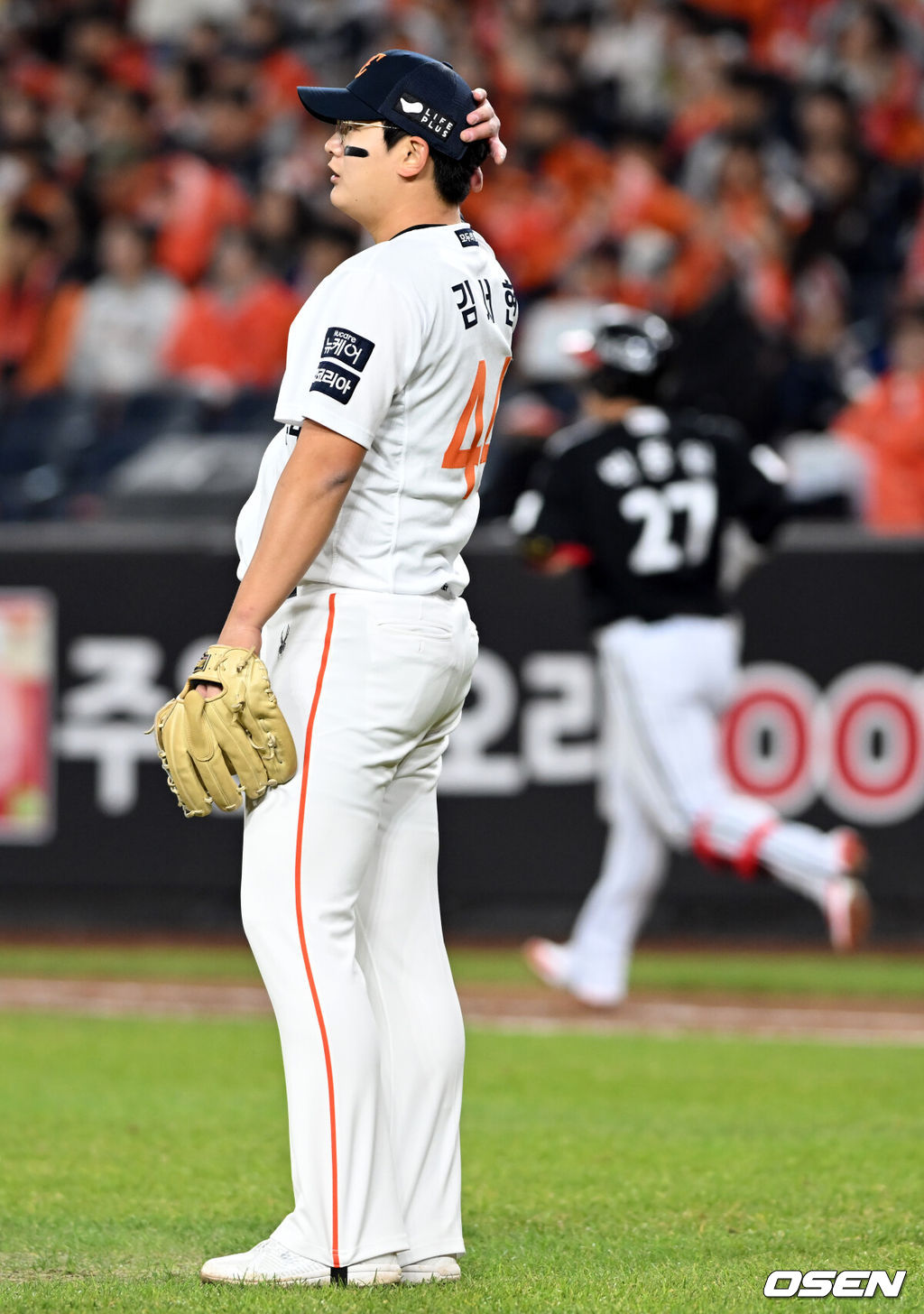 30일 대전 한화생명볼파크에서 2025 신한 SOL Bank KBO리그 포스트시즌 한국시리즈 4차전 한화 이글스와 LG 트윈스의 경기가 열렸다.이날 경기에 한화는 와이스를, LG는 치리노스를 선발투수로 내세웠다. 9회초 무사 김서현이 박동원에 투런 홈런을 맞고 아쉬워하고 있다.  2025.10.30/spjj@osen.co.kr