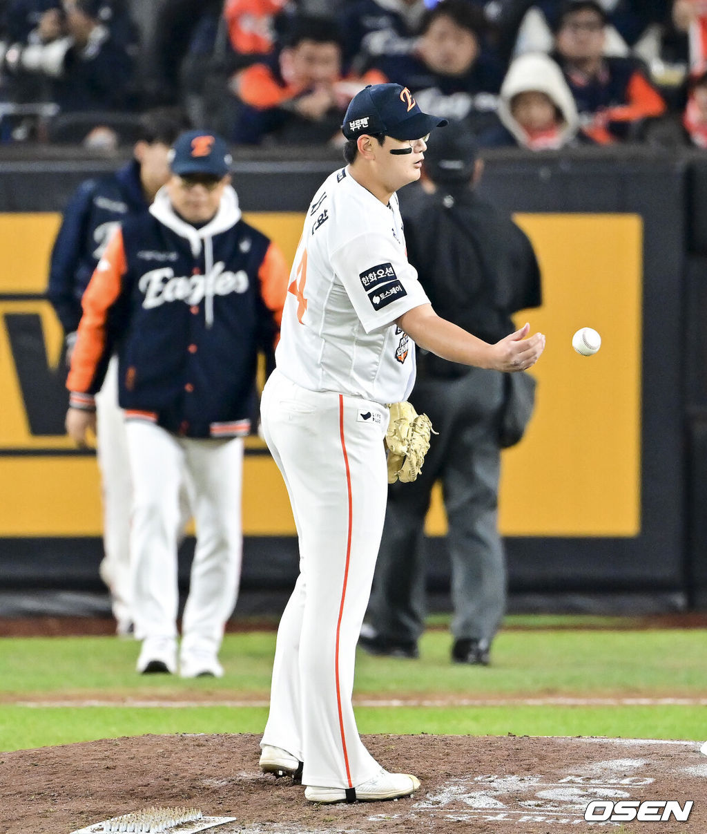 30일 대전 한화생명볼파크에서 2025 신한 SOL Bank KBO리그 포스트시즌 한국시리즈 4차전 한화 이글스와 LG 트윈스의 경기가 열렸다.이날 경기에 한화는 와이스를, LG는 치리노스를 선발투수로 내세웠다. 9회초 무사 1루 LG 박동원이 2점 홈런을 날리고 베이스를 돌고 있다. 2025.10.30 / soul1014@osen.co.kr
