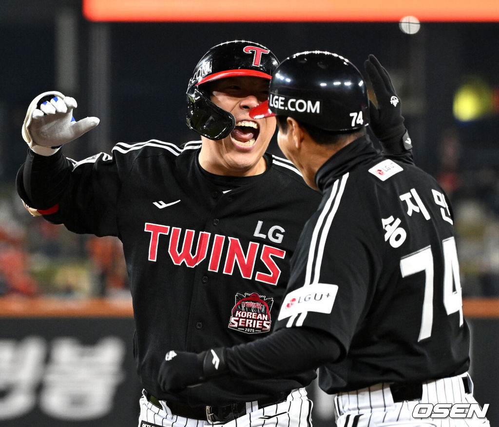 30일 대전 한화생명볼파크에서 2025 신한 SOL Bank KBO리그 포스트시즌 한국시리즈 4차전 한화 이글스와 LG 트윈스의 경기가 열렸다.이날 경기에 한화는 와이스를, LG는 치리노스를 선발투수로 내세웠다. 9회초 2사 2,3루에서 LG 김현수가 우전 적시 2루타를 치고 환호하고 있다. 2025.10.30 /sunday@osen.co.kr