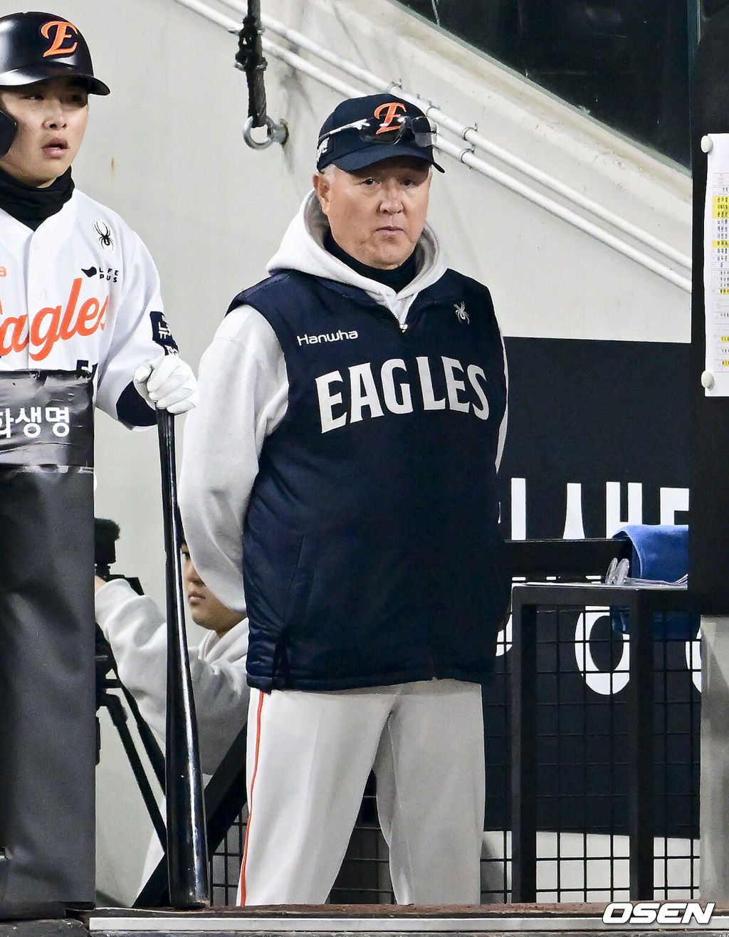30일 대전 한화생명볼파크에서 2025 신한 SOL Bank KBO리그 포스트시즌 한국시리즈 4차전 한화 이글스와 LG 트윈스의 경기가 열렸다.이날 경기에 한화는 와이스를, LG는 치리노스를 선발투수로 내세웠다. 3회말 한화 김경문 감독이 경기를 지켜보고 있다. 2025.10.30 / soul1014@osen.co.kr