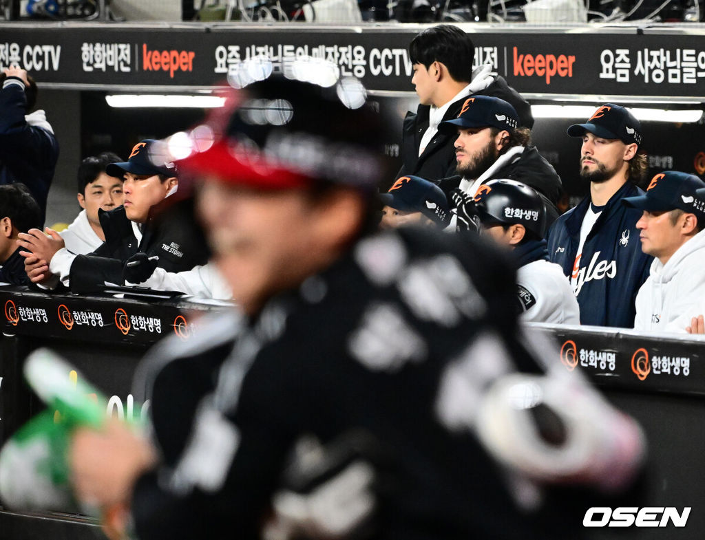 30일 대전 한화생명볼파크에서 2025 신한 SOL Bank KBO리그 포스트시즌 한국시리즈 4차전 한화 이글스와 LG 트윈스의 경기가 열렸다.이날 경기에 한화는 와이스를, LG는 치리노스를 선발투수로 내세웠다. 9회초 2사 2,3루에서 LG 김현수가 역전 2타점 우전 적시타를 날리자 한화 더그아웃의 선수들이 아쉬워하고 있다. 2025.10.30 / jpnews@osen.co.kr