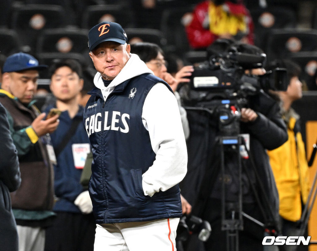 프로야구 LG 트윈스가 9회에만 6점을 올리는 극적인 역전승을 거두고 한국시리즈 승기를 잡았다.LG는 30일 대전 한화생명볼파크에서 열린 2025 신한 SOL뱅크 KBO 한국시리즈 4차전 한화 이글스와의 경기에서 7-4로 승리했다. 이날 승리로 LG는 시리즈 전적 3승 1패를 선점했다. 역대 한국시리즈에서 3승 1패를 선점한 팀이 우승한 확률은 94.4%(17/18)다. LG의 한국시리즈 우승까지는 단 1승이 남았다.한화 김경문 감독이 경기장을 나가고 있다. 2025.10.30 /sunday@osen.co.kr