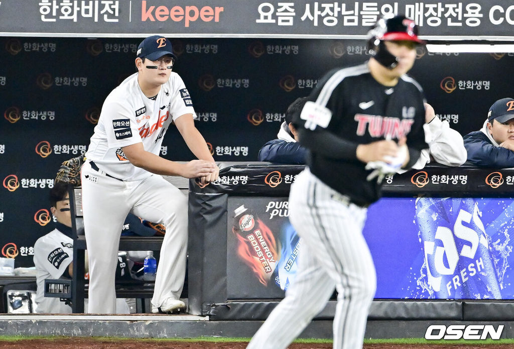 30일 대전 한화생명볼파크에서 2025 신한 SOL Bank KBO리그 포스트시즌 한국시리즈 4차전 한화 이글스와 LG 트윈스의 경기가 열렸다.이날 경기에 한화는 와이스를, LG는 치리노스를 선발투수로 내세웠다. 9회초 한호 김서현이 동점타 날린 김현수를 바라보고 있다