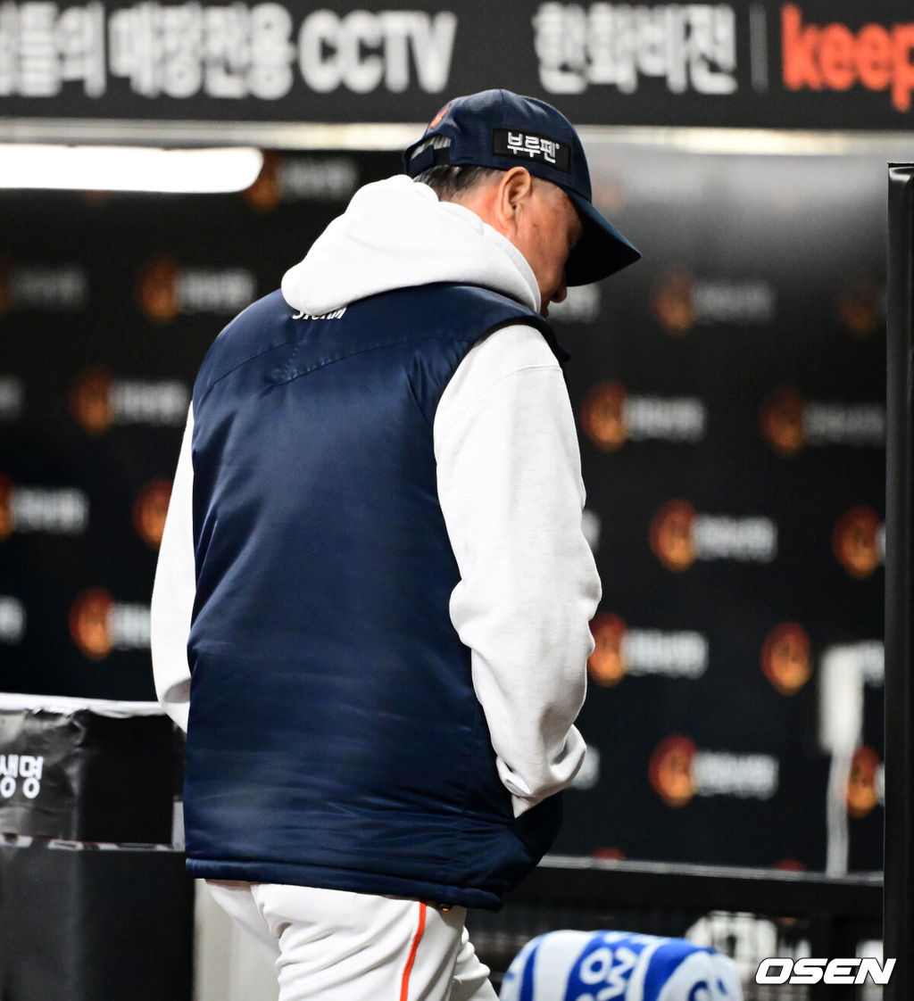 프로야구 LG 트윈스가 9회에만 6점을 올리는 극적인 역전승을 거두고 한국시리즈 승기를 잡았다.LG는 30일 대전 한화생명볼파크에서 열린 2025 신한 SOL뱅크 KBO 한국시리즈 4차전 한화 이글스와의 경기에서 7-4로 승리했다. 이날 승리로 LG는 시리즈 전적 3승 1패를 선점했다. 역대 한국시리즈에서 3승 1패를 선점한 팀이 우승한 확률은 94.4%(17/18)다. LG의 한국시리즈 우승까지는 단 1승이 남았다. 한화 김경문 감독이 인터뷰를 마친 뒤  그라운드를 나서고 있다. 2025.10.30 /jpnews@osen.co.kr