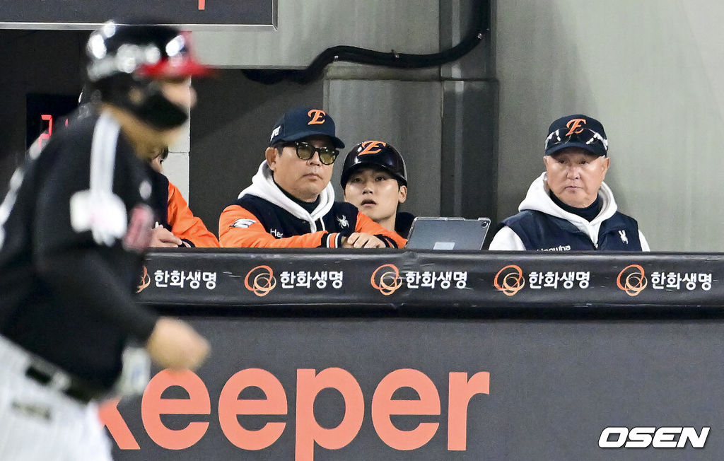 프로야구 LG 트윈스가 9회에만 6점을 올리는 극적인 역전승을 거두고 한국시리즈 승기를 잡았다.LG는 30일 대전 한화생명볼파크에서 열린 2025 신한 SOL뱅크 KBO 한국시리즈 4차전 한화 이글스와의 경기에서 7-4로 승리했다. 이날 승리로 LG는 시리즈 전적 3승 1패를 선점했다. 역대 한국시리즈에서 3승 1패를 선점한 팀이 우승한 확률은 94.4%(17/18)다. LG의 한국시리즈 우승까지는 단 1승이 남았다.9회초 한화 양상문 코치와 김경문 감독이 교체되는 김현수를 바라보고 있다.   2025.10.30 / soul1014@osen.co.kr