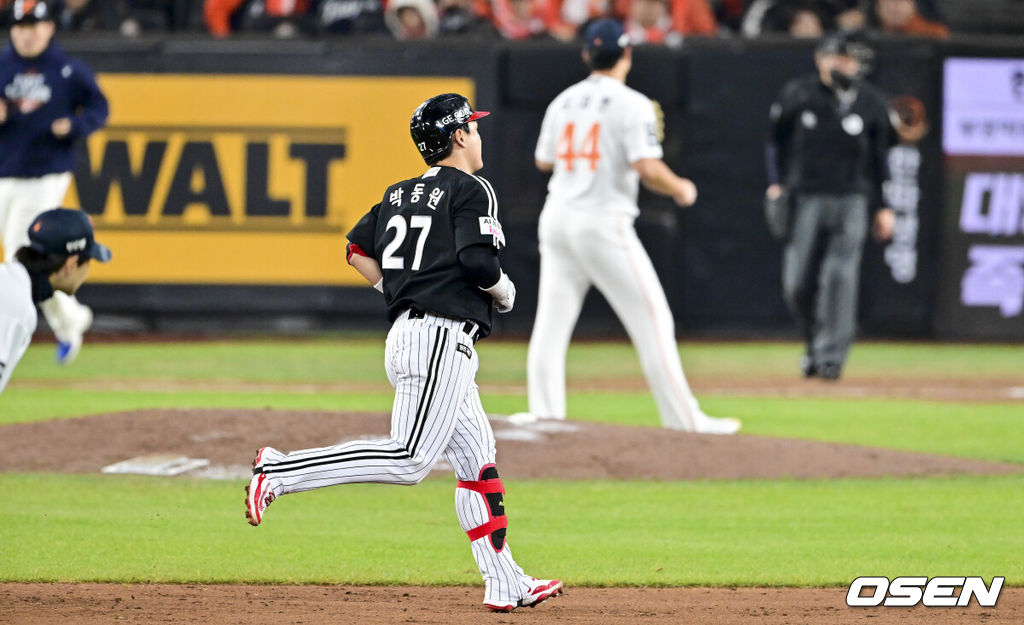 30일 대전 한화생명볼파크에서 2025 신한 SOL Bank KBO리그 포스트시즌 한국시리즈 4차전 한화 이글스와 LG 트윈스의 경기가 열렸다.이날 경기에 한화는 와이스를, LG는 치리노스를 선발투수로 내세웠다. 9회초 무사 1루 LG 박동원이 2점 홈런을 날리고 베이스를 돌고 있다. 2025.10.30 / soul1014@osen.co.kr
