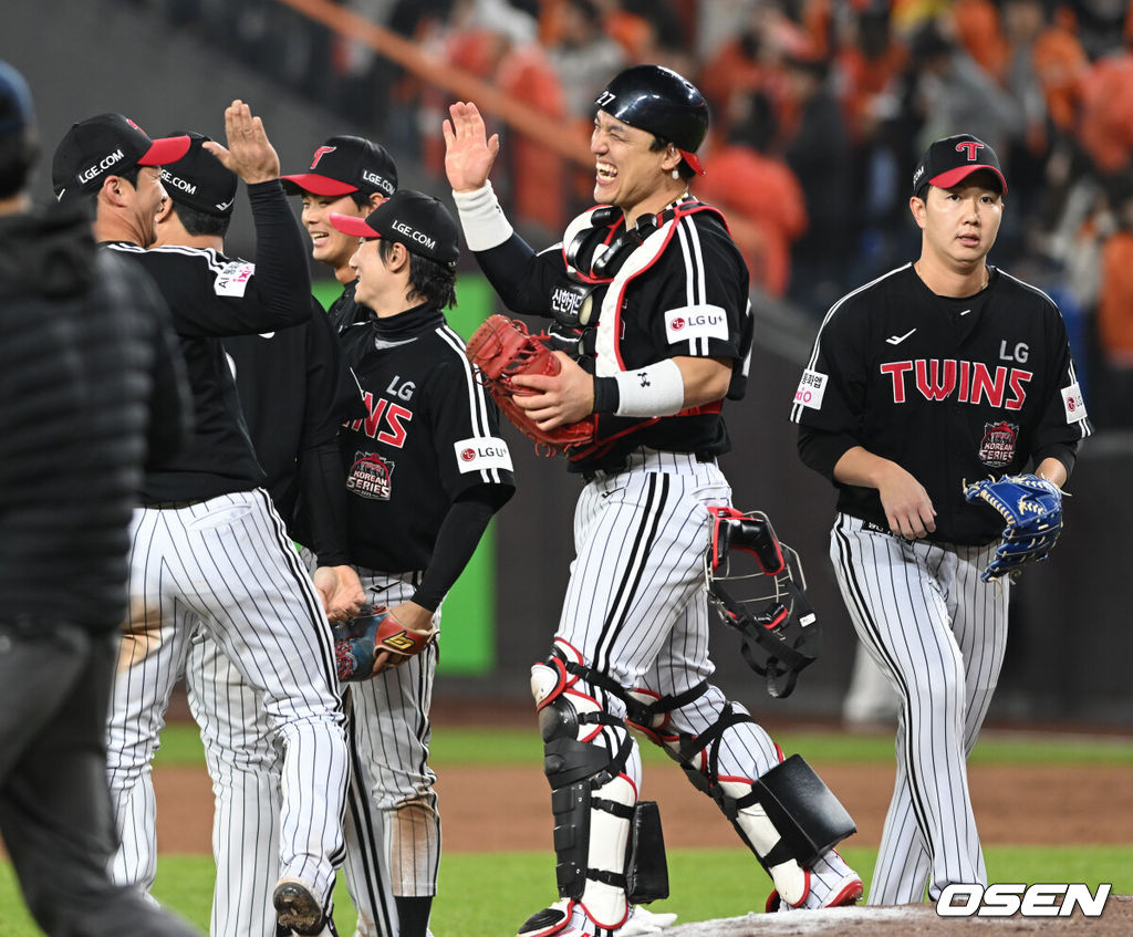 30일 대전 한화생명볼파크에서 2025 신한 SOL Bank KBO리그 포스트시즌 한국시리즈 4차전, LG는 9회 박동원의 투런 홈런과 김현수의 역전 2타점 안타를 내세워 한화에 7-4로 대역전극을 만들어냈다.LG 선수들이 마운드에 모여 승리의 기쁨을 나누고 있다.  2025.10.30/spjj@osen.co.kr