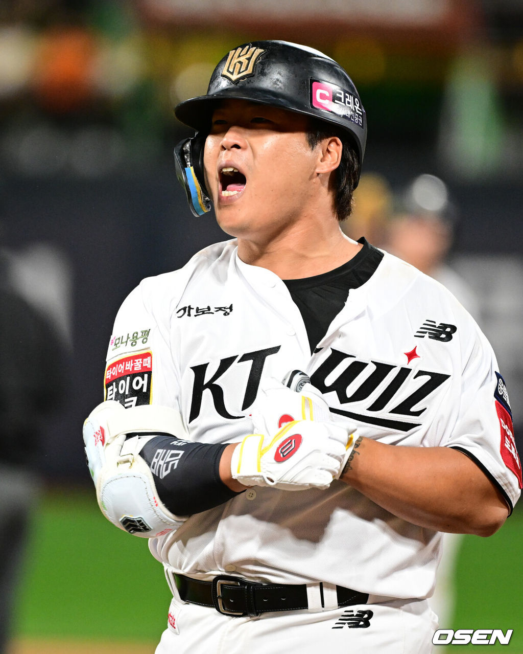 3일 수원 KT위즈파크에서 ‘2025 신한 SOL Bank KBO리그’ KT 위즈와 한화 이글스의 시즌 최종전이 열렸다.KT가 오늘 경기를 승리하더라도 NC가 창원에서 SSG 랜더스를 제압하면 NC가 5위로 가을야구 막차를 탄다. KT가 5위가 될 수 있는 경우의 수는 총 3가지로, KT가 한화를 꺾고 NC가 SSG에 패하거나 무승부를 거두면 KT가 6년 연속 가을 무대를 밟는다. KT가 무승부를 거두고 NC가 패해도 5위는 KT의 차지다. 한화전을 내줄 경우 창원 경기 결과와 관계없이 가을야구 진출이 좌절된다.9회말 1사 1,3루에서 KT 강백호가 적시타를 날린 뒤 포효하고 있다. 2025.10.03 /cej@osen.co.kr