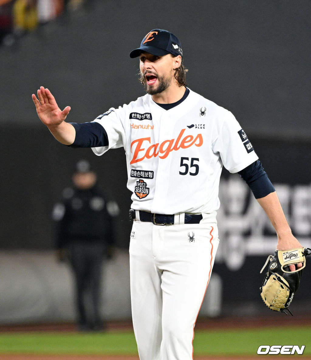 프로야구 LG 트윈스가 9회에만 6점을 올리는 극적인 역전승을 거두고 한국시리즈 승기를 잡았다.LG는 30일 대전 한화생명볼파크에서 열린 2025 신한 SOL뱅크 KBO 한국시리즈 4차전 한화 이글스와의 경기에서 7-4로 승리했다. 이날 승리로 LG는 시리즈 전적 3승 1패를 선점했다. 역대 한국시리즈에서 3승 1패를 선점한 팀이 우승한 확률은 94.4%(17/18)다. LG의 한국시리즈 우승까지는 단 1승이 남았다.8회초 2사에서 한화 와이스가 더그아웃으을 향해 투수 교체를 거부하고 있다. 2025.10.30 /sunday@osen.co.kr