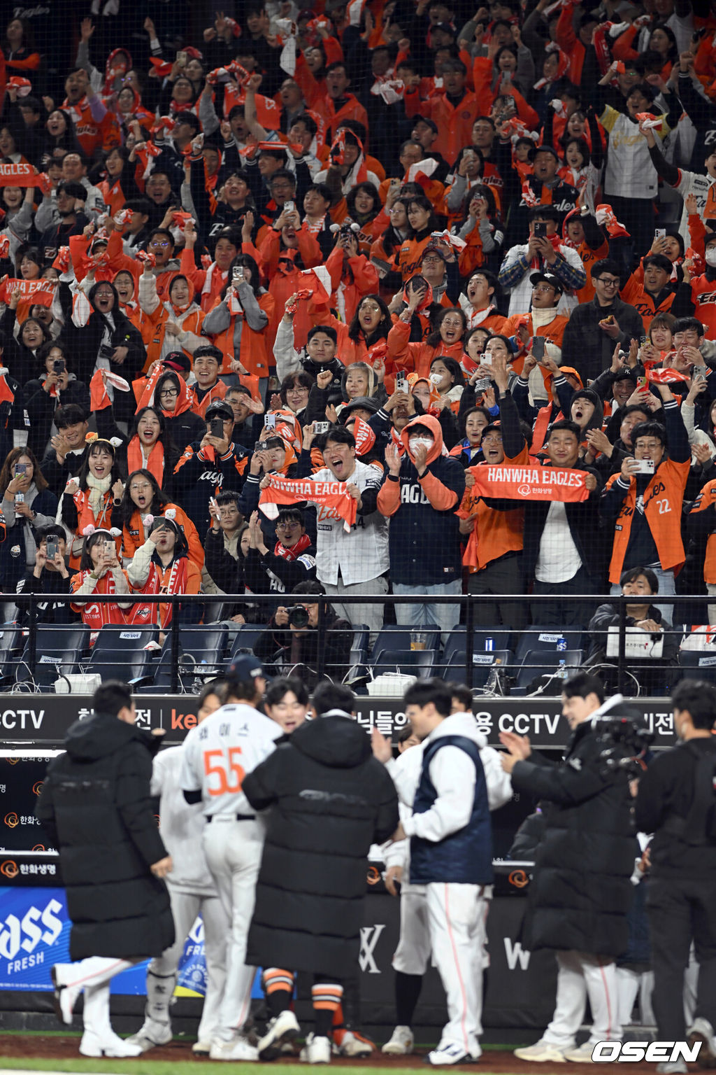 30일 대전 한화생명볼파크에서 2025 신한 SOL Bank KBO리그 포스트시즌 한국시리즈 4차전 한화 이글스와 LG 트윈스의 경기가 열렸다.이날 경기에 한화는 와이스를, LG는 치리노스를 선발투수로 내세웠다. 8회초 2사 와이스가 신민재게게 안타를 맞고 마운드를 내려가고 있다. 2025.10.30/spjj@osen.co.kr