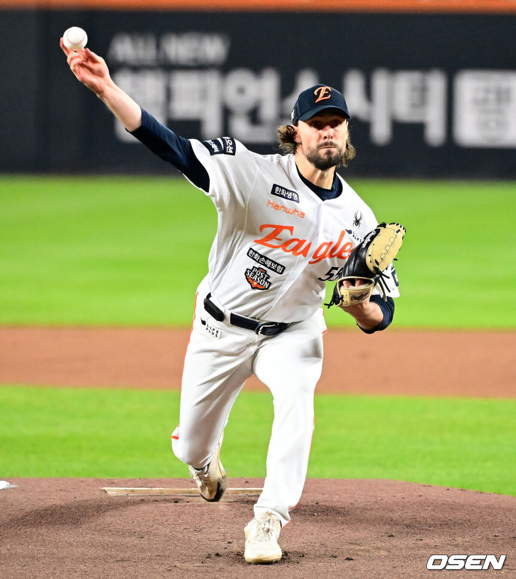 30일 대전 한화생명볼파크에서 2025 신한 SOL Bank KBO리그 포스트시즌 한국시리즈 4차전 한화 이글스와 LG 트윈스의 경기가 열렸다.이날 경기에 한화는 와이스를, LG는 치리노스를 선발투수로 내세웠다. 1회초 한화 와이스가 역투하고 있다. 2025.10.30 / jpnews@osen.co.kr