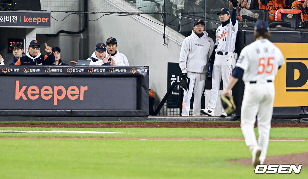 30일 대전 한화생명볼파크에서 2025 신한 SOL Bank KBO리그 포스트시즌 한국시리즈 4차전 한화 이글스와 LG 트윈스의 경기가 열렸다.이날 경기에 한화는 와이스를, LG는 치리노스를 선발투수로 내세웠다. 8회초 2사 이후 한화 선발투수 와이스가 교체 거부하자 양상문 코치와 김경문 감독이 투구를 지시하고 있다. 2025.10.30 / soul1014@osen.co.kr