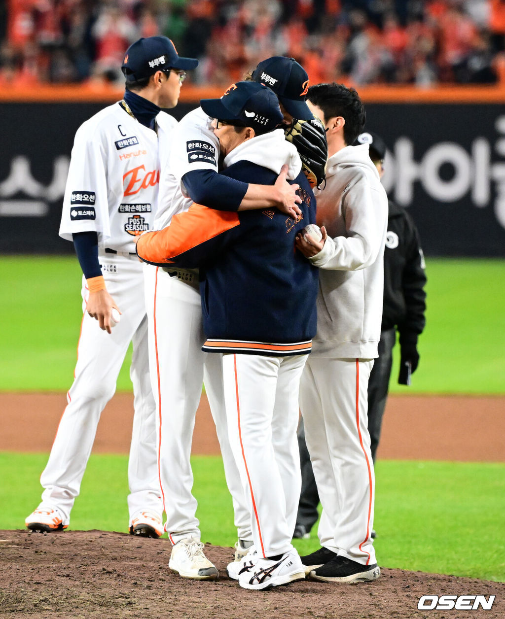30일 대전 한화생명볼파크에서 2025 신한 SOL Bank KBO리그 포스트시즌 한국시리즈 4차전 한화 이글스와 LG 트윈스의 경기가 열렸다.이날 경기에 한화는 와이스를, LG는 치리노스를 선발투수로 내세웠다. 8회초 2사 2루에서 한화 와이스가 교체되며 양상문 코치와 포옹을 하고 있다. 2025.10.30 / jpnews@osen.co.kr